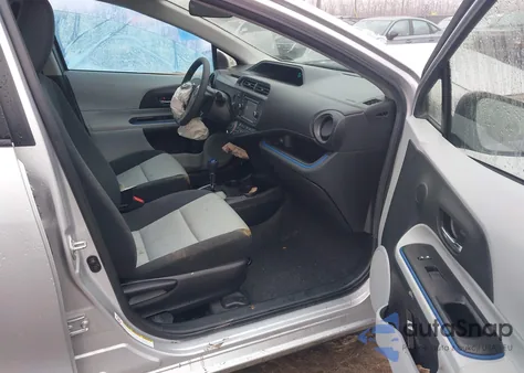 2013 Toyota Prius C Three from USA, damaged, VIN JTDKDTB34D1045772